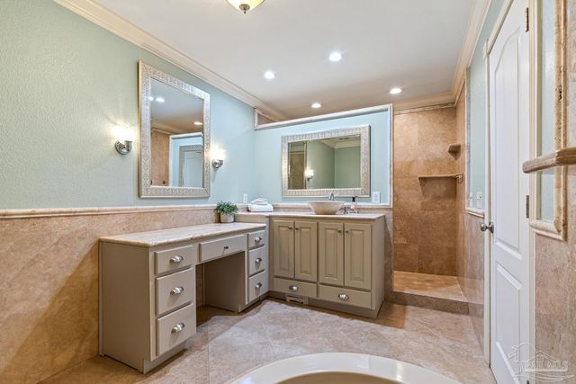 961 Aquamarine Dr, Gulf Breeze, FL 32563