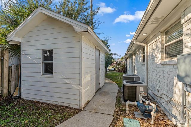 961 Aquamarine Dr, Gulf Breeze, FL 32563