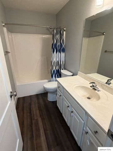 5818 S 158th Street, Omaha, NE 68135