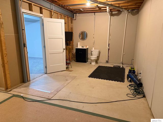 5818 S 158th Street, Omaha, NE 68135