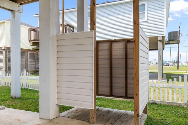 139 W Palm Street, Freeport, TX 77541