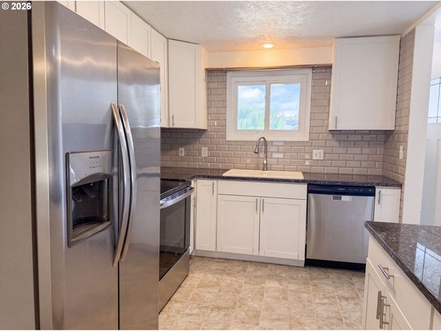 220 Ne CAMBRIDGE Cir, Corvallis, OR 97330