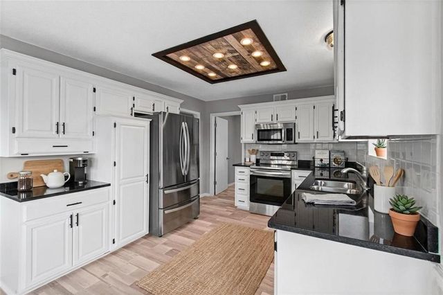 813 Ridgeview Street, Grain Valley, MO 64029