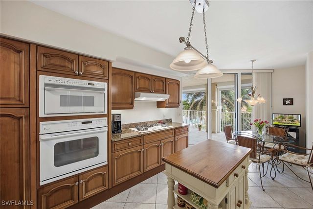 6597 Nicholas BLVD E 405, Naples, FL 34108