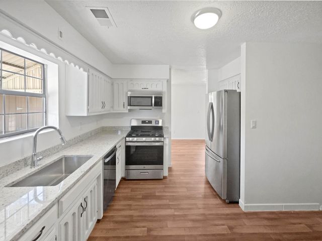 802 PINETREE Road SE, Rio Rancho, NM 87124