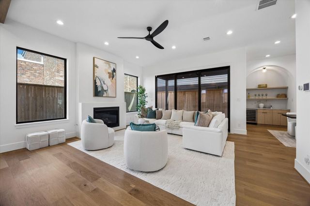 335 Harvard Street, Houston, TX 77007