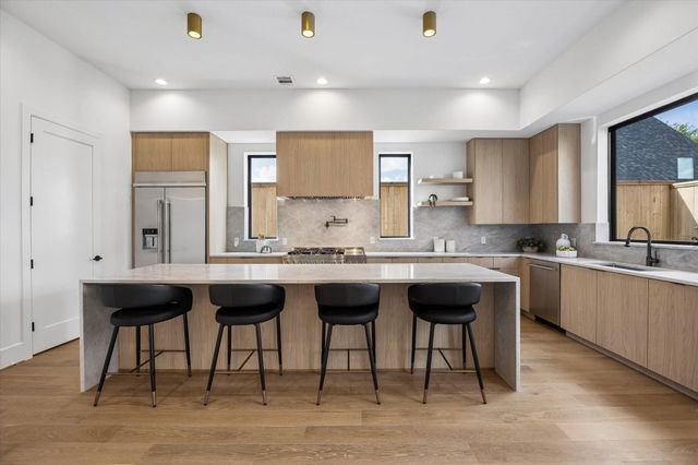 335 Harvard Street, Houston, TX 77007