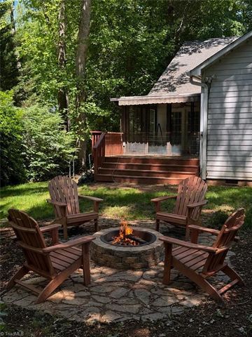 2194 Benwicke Drive, Pfafftown, NC 27040