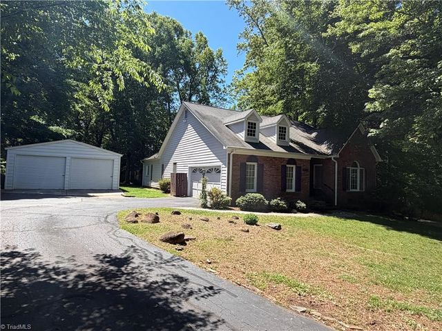 2194 Benwicke Drive, Pfafftown, NC 27040