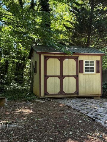 2194 Benwicke Drive, Pfafftown, NC 27040
