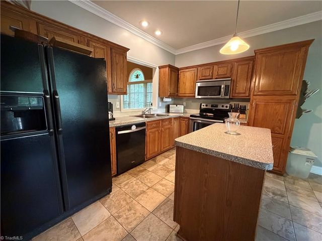 2194 Benwicke Drive, Pfafftown, NC 27040