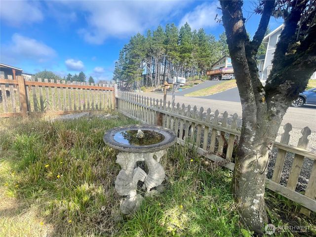 34801 J Place, Ocean Park, WA 98640