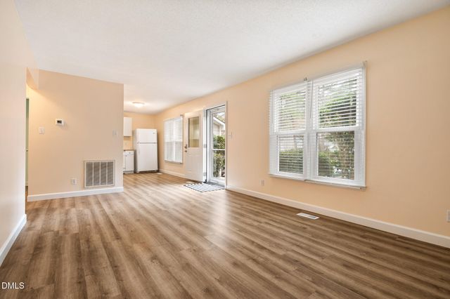 121 Westview Drive Apt 27, Carrboro, NC 27510