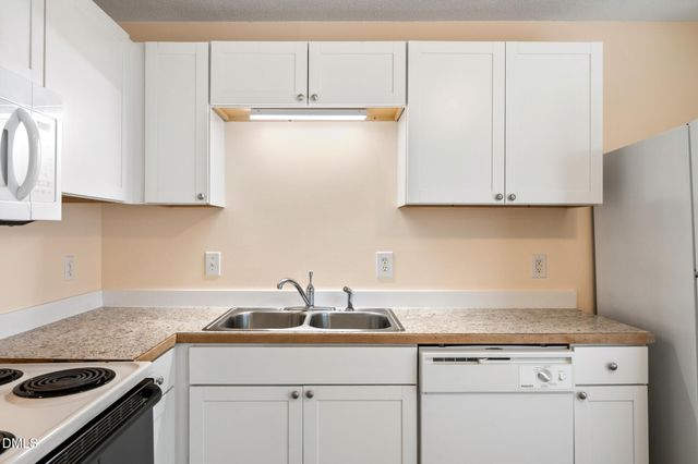 121 Westview Drive Apt 27, Carrboro, NC 27510