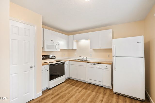 121 Westview Drive Apt 27, Carrboro, NC 27510