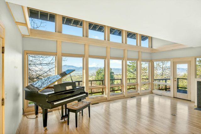 6023 Hillcrest Road, Medford, OR 97504