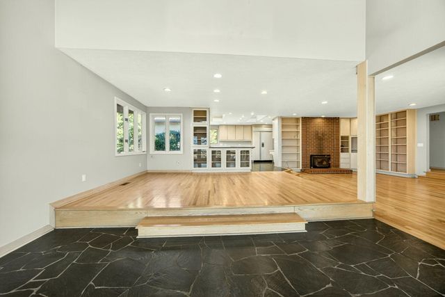 6023 Hillcrest Road, Medford, OR 97504