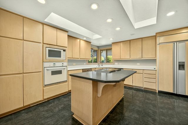 6023 Hillcrest Road, Medford, OR 97504