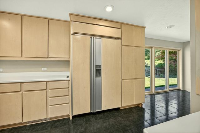 6023 Hillcrest Road, Medford, OR 97504