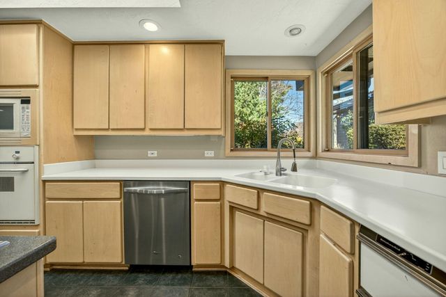 6023 Hillcrest Road, Medford, OR 97504