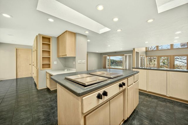 6023 Hillcrest Road, Medford, OR 97504