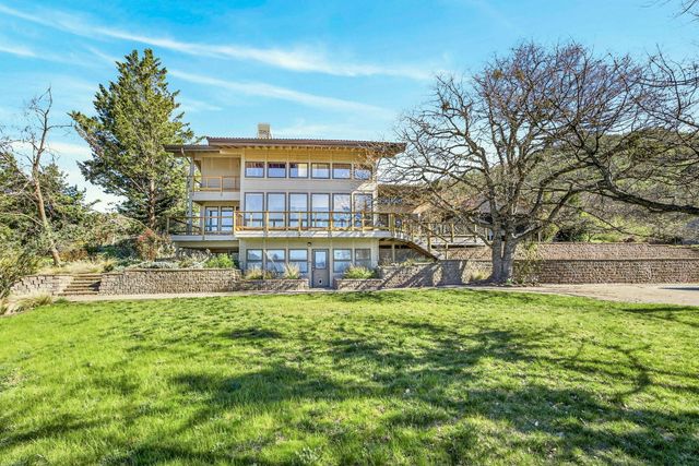 6023 Hillcrest Road, Medford, OR 97504