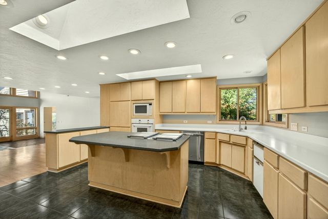 6023 Hillcrest Road, Medford, OR 97504