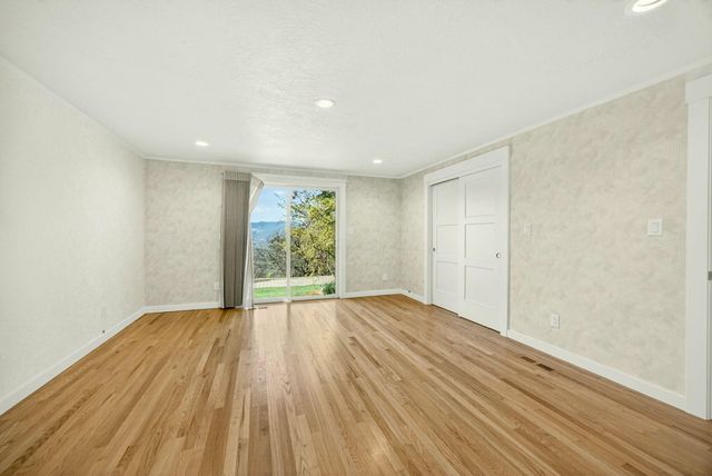 6023 Hillcrest Road, Medford, OR 97504