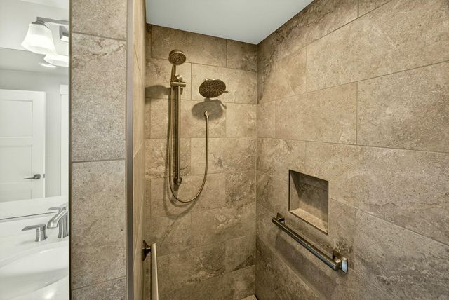 6023 Hillcrest Road, Medford, OR 97504