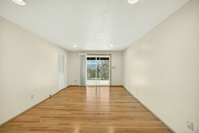 6023 Hillcrest Road, Medford, OR 97504