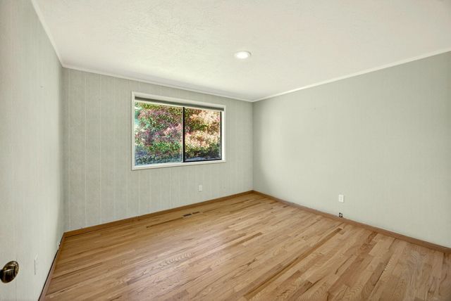 6023 Hillcrest Road, Medford, OR 97504