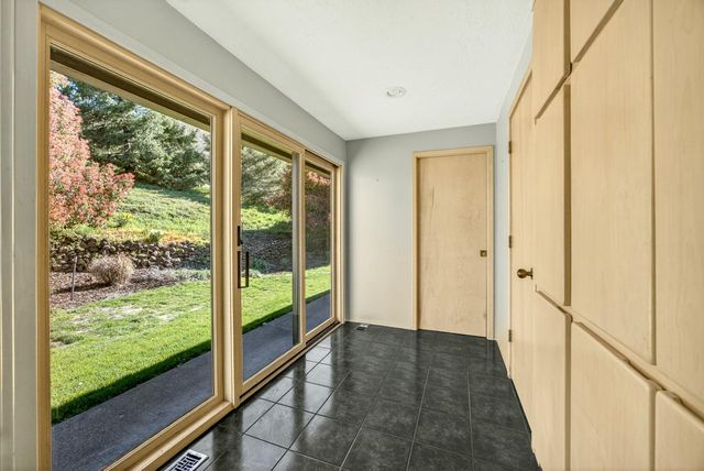 6023 Hillcrest Road, Medford, OR 97504