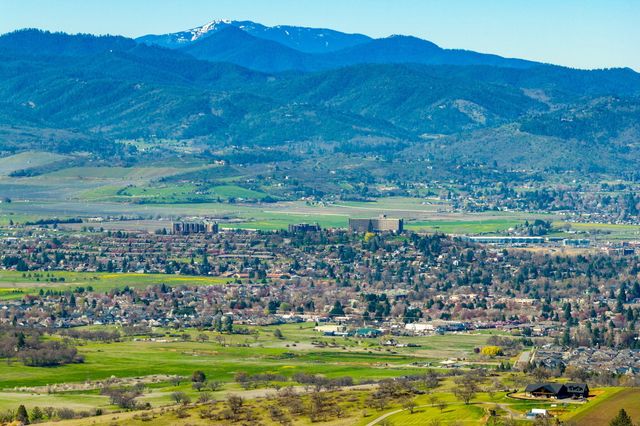 6023 Hillcrest Road, Medford, OR 97504