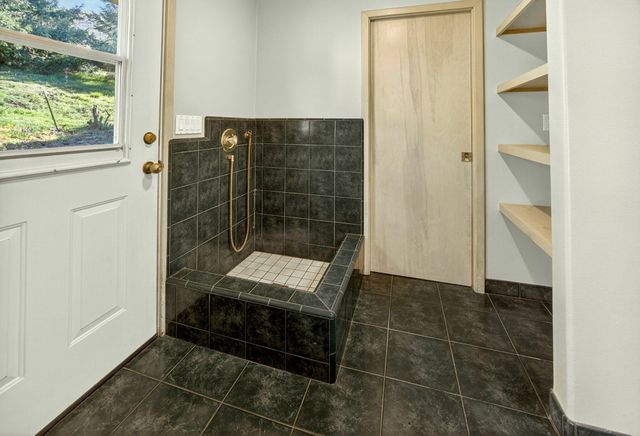 6023 Hillcrest Road, Medford, OR 97504