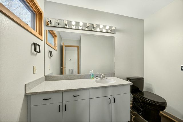 6023 Hillcrest Road, Medford, OR 97504