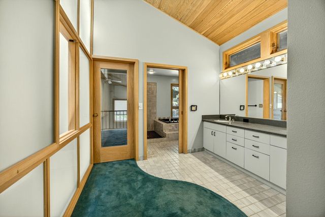 6023 Hillcrest Road, Medford, OR 97504