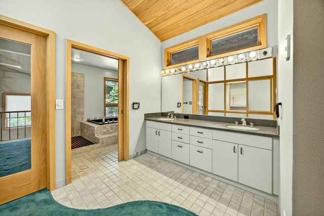 6023 Hillcrest Road, Medford, OR 97504