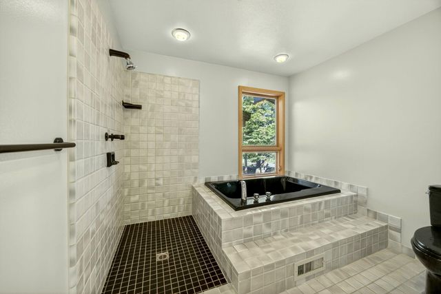 6023 Hillcrest Road, Medford, OR 97504