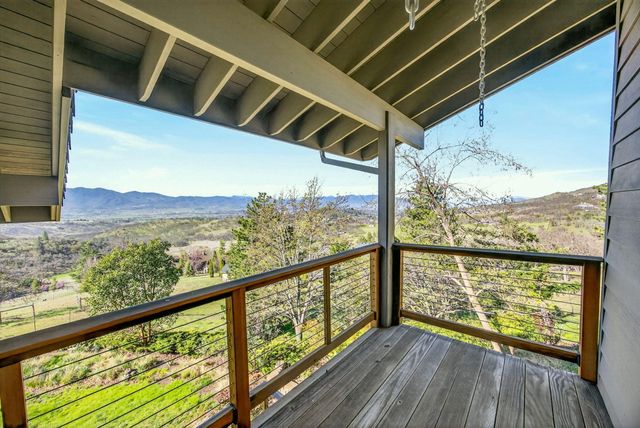 6023 Hillcrest Road, Medford, OR 97504