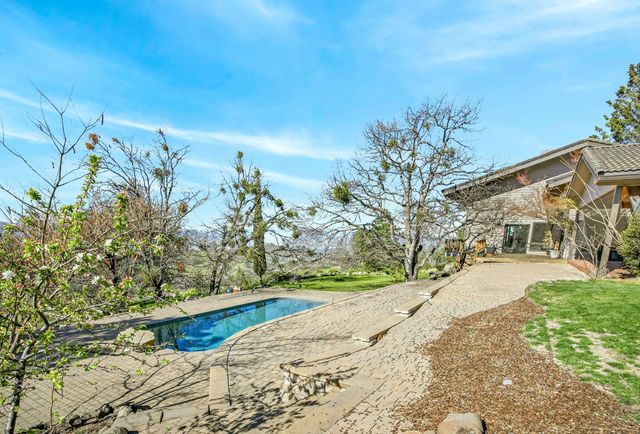 6023 Hillcrest Road, Medford, OR 97504