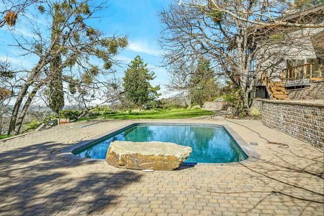 6023 Hillcrest Road, Medford, OR 97504