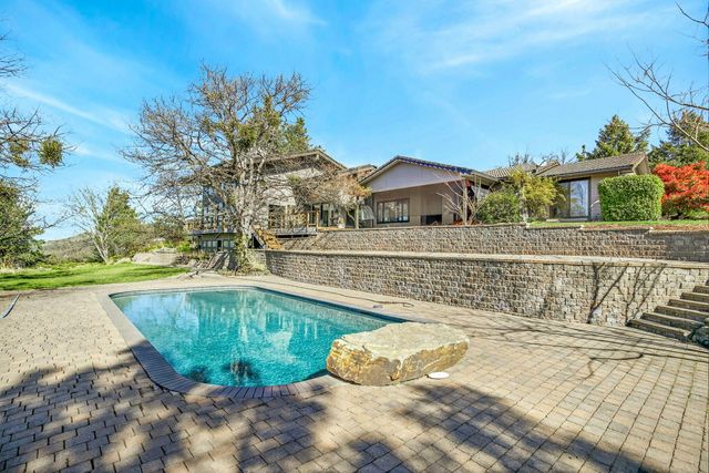 6023 Hillcrest Road, Medford, OR 97504