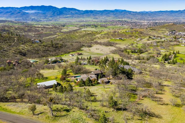 6023 Hillcrest Road, Medford, OR 97504