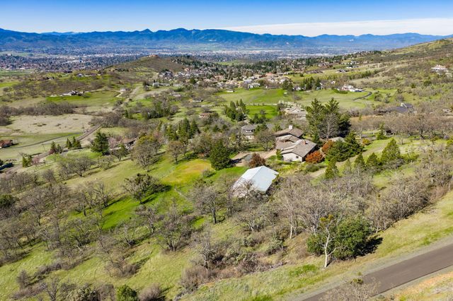 6023 Hillcrest Road, Medford, OR 97504