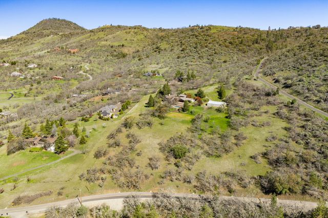 6023 Hillcrest Road, Medford, OR 97504