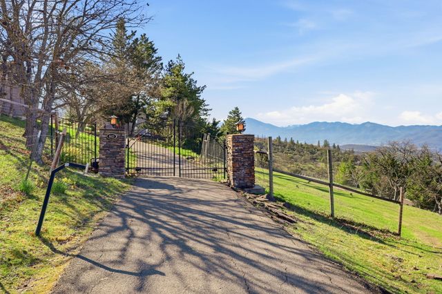 6023 Hillcrest Road, Medford, OR 97504