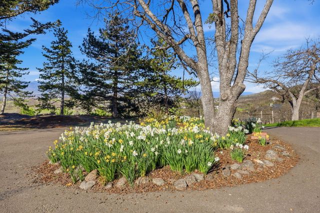 6023 Hillcrest Road, Medford, OR 97504