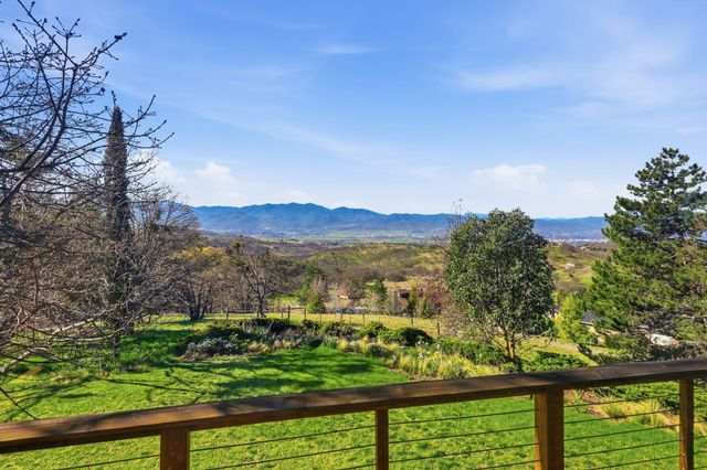 6023 Hillcrest Road, Medford, OR 97504