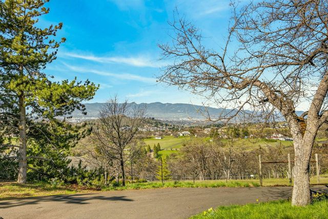 6023 Hillcrest Road, Medford, OR 97504