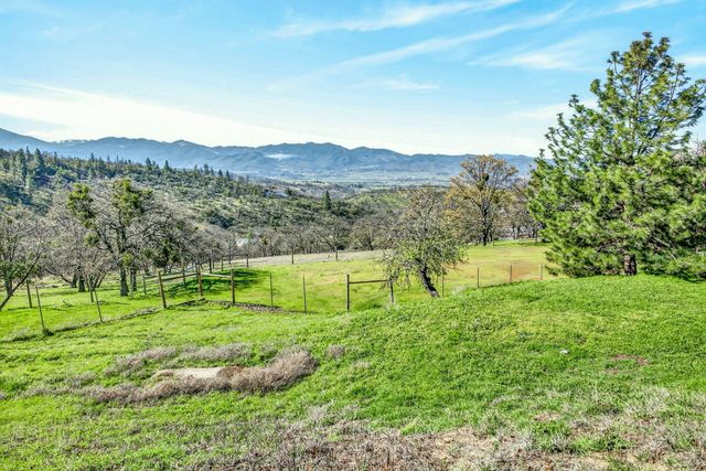 6023 Hillcrest Road, Medford, OR 97504